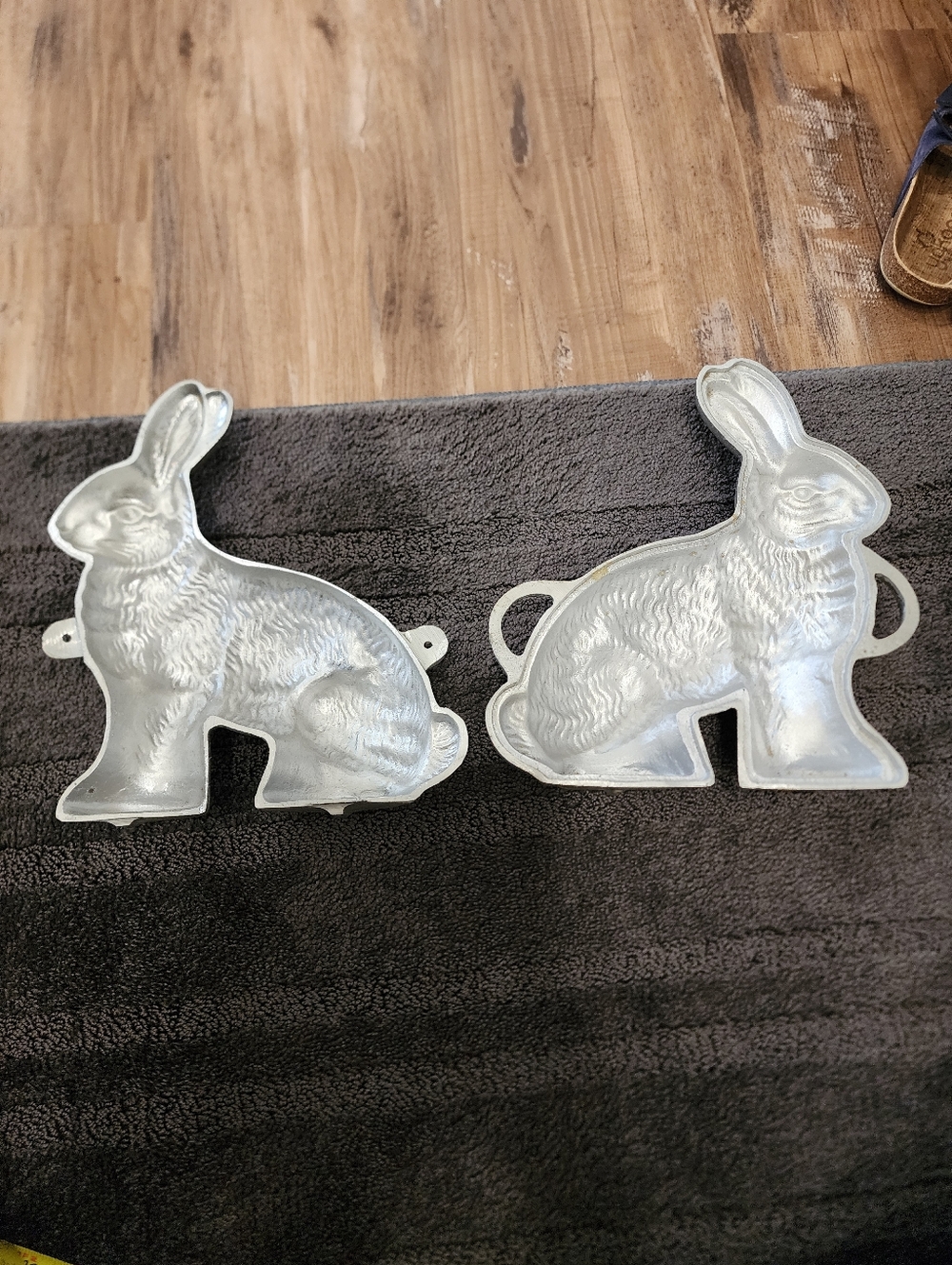 Cast Iron Rabbit Cake Mold - Picture 5 of 6